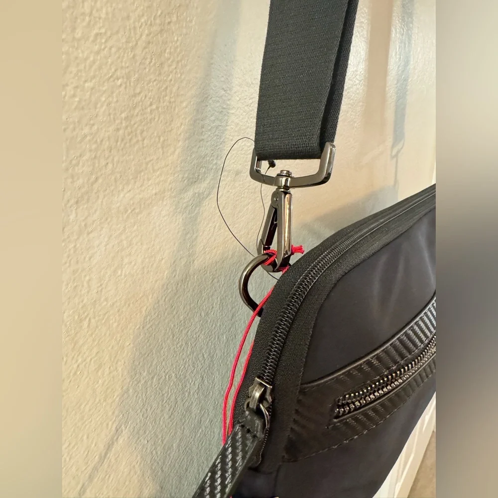 NWT TUMI Kalvin Laptop Crossbody Bag in Black